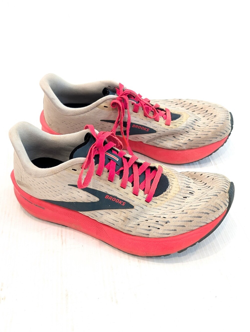 BROOKS Hyperion Tempo Women’s Athletic Shoes in Beige with Bright Pink Soles